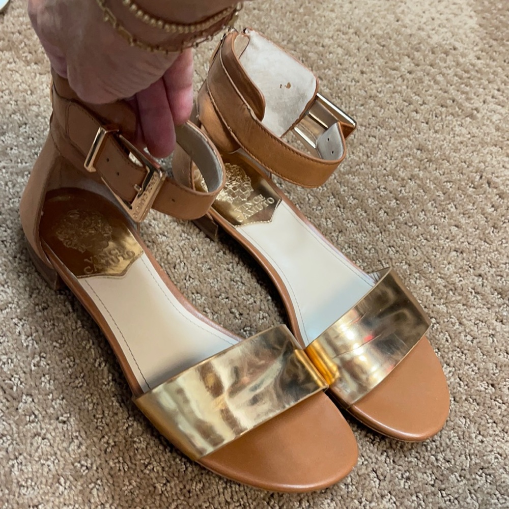 Cute VINCE CAMUTO tan & gold sandal 6.5